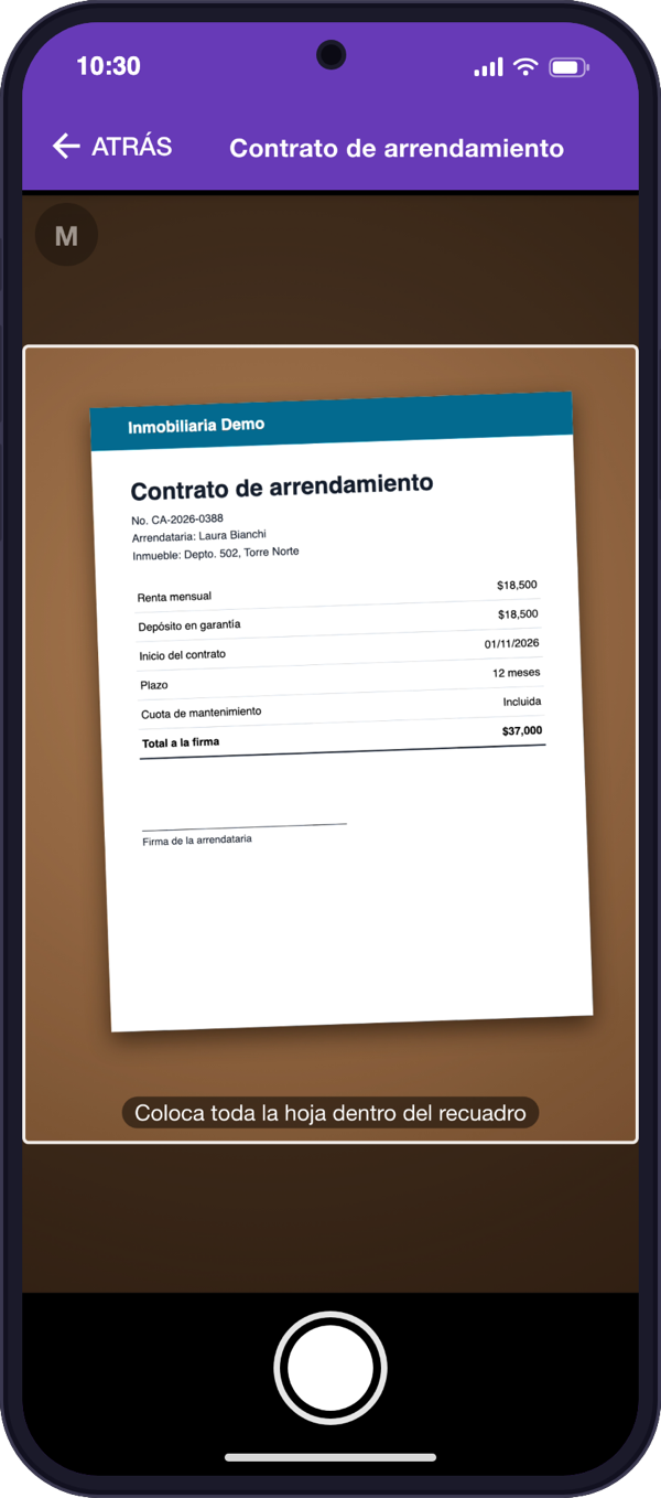 Cámara guiada encuadrando el contrato de arrendamiento